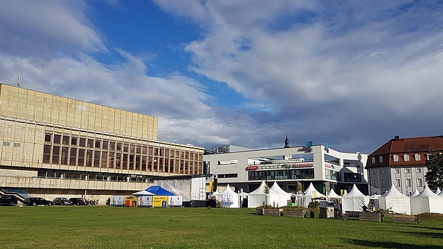 Festplatz vor dem Kultur und Kongresszentrum (links) mit Stadtmuseum (rechts) in Gera..